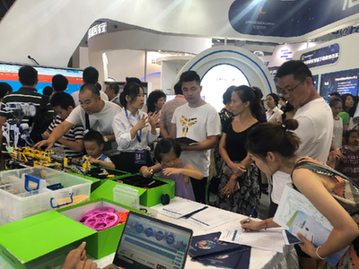 青少年人工智能技術(shù)水平測試項(xiàng)目亮相首屆智博會(huì)，賦能教育科技新未來